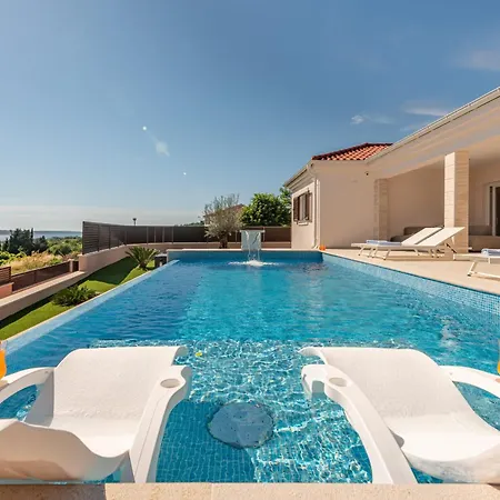 Ana Zadarvillas